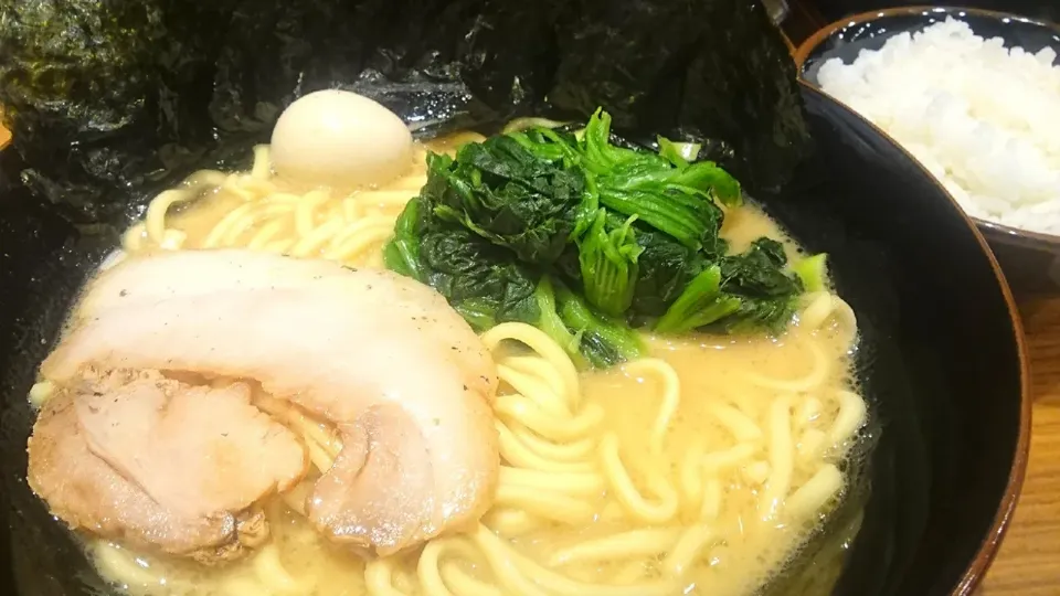 Snapdishの料理写真:【2020年8月新支店オープン】
横浜家系ラーメン
壱角家 赤羽店
ラーメン（麺固め/味普通/鶏油少なめ、740円）
＋のり（5枚、110円）
＋ライス（食べ放題、100円）
＋玉葱/ニンニク/ゴマ（卓上、無料）
＠赤羽
20188|大脇さん