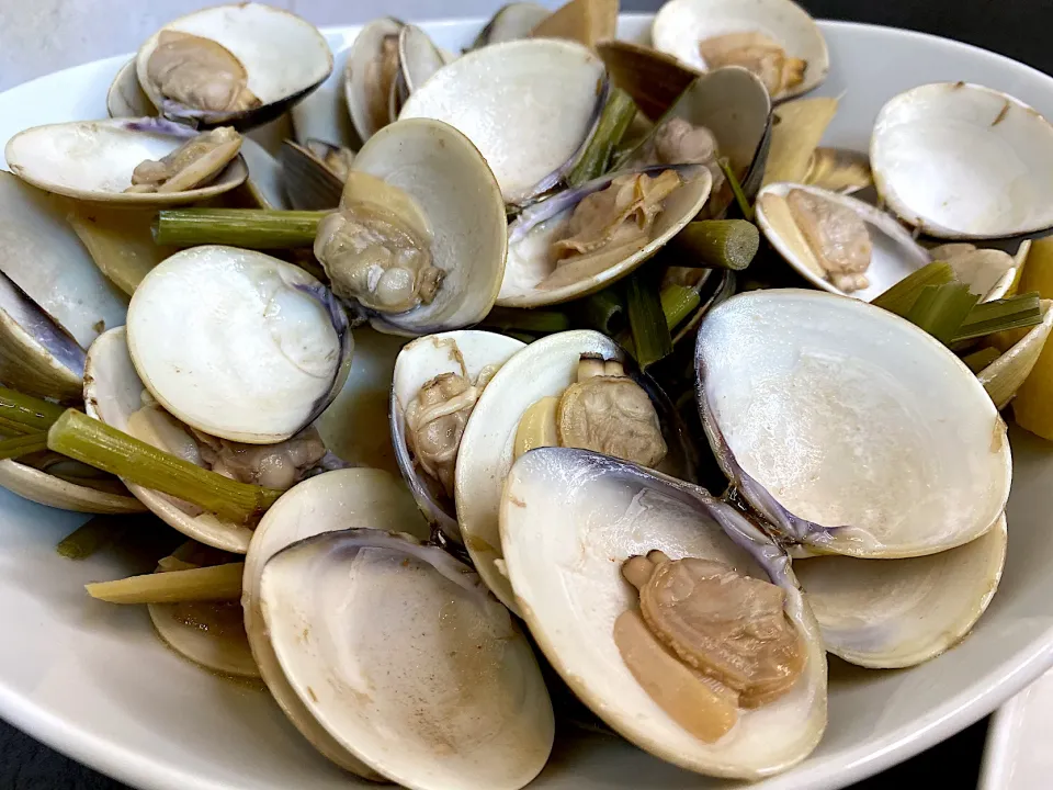 salt water clams in white wine and lemon grass|Laarni Nabongさん