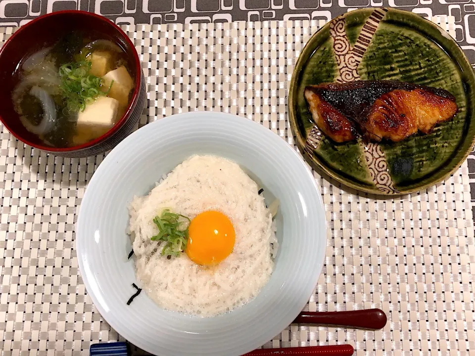 とろとろ丼、鰤の照り焼き、お味噌汁|amiさん