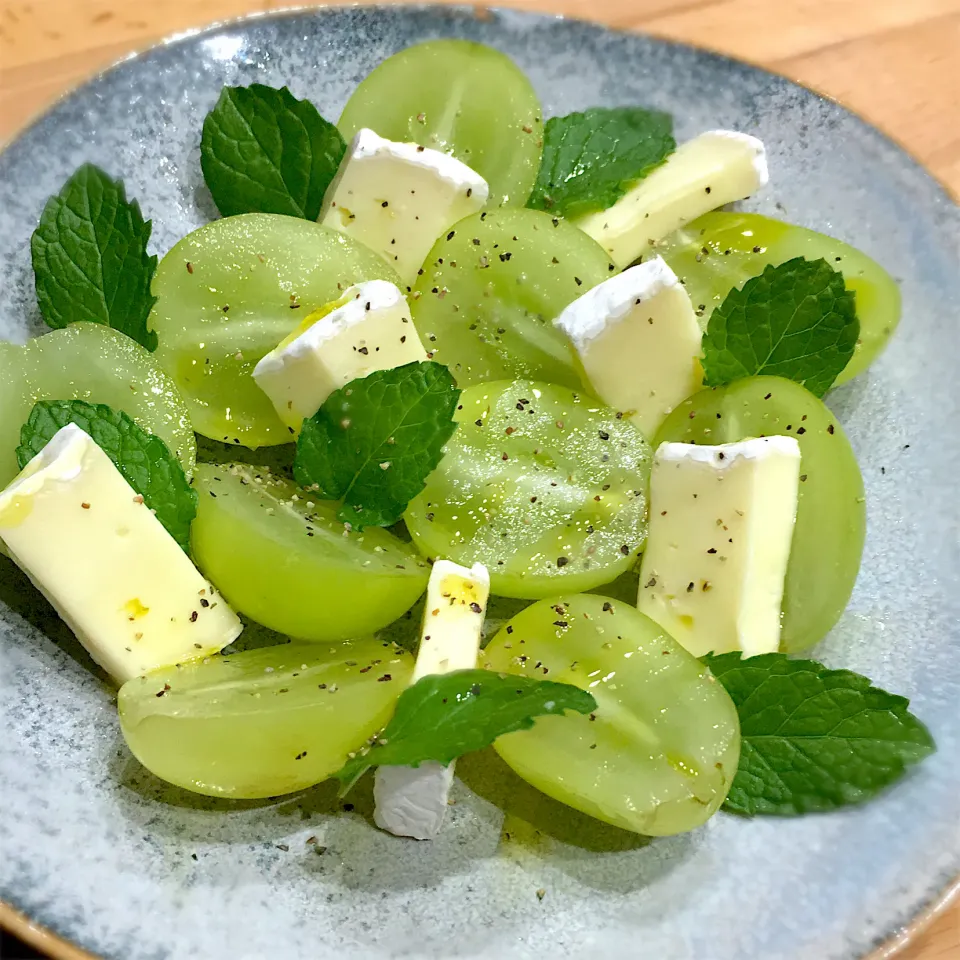 Snapdishの料理写真:シャインマスカット・ブリー・ミントのサラダ🍇🧀🌱|べべべさん