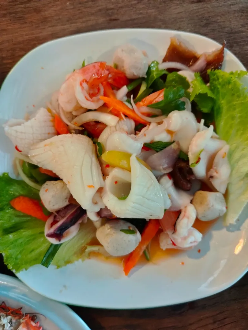 Spicy seafood salad.|katang23さん