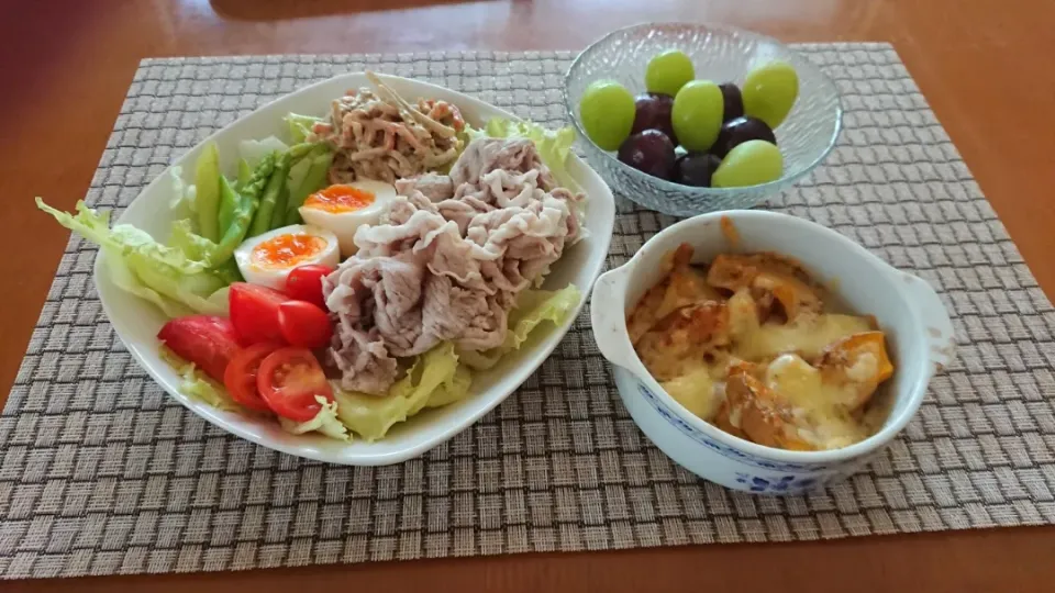 Snapdishの料理写真:☆豚肉じゃぶじゃぶ  ごぼうサラダ
☆カボチャのチーズ焼き
☆ピオーネ&シャインマスカット|chikakoさん