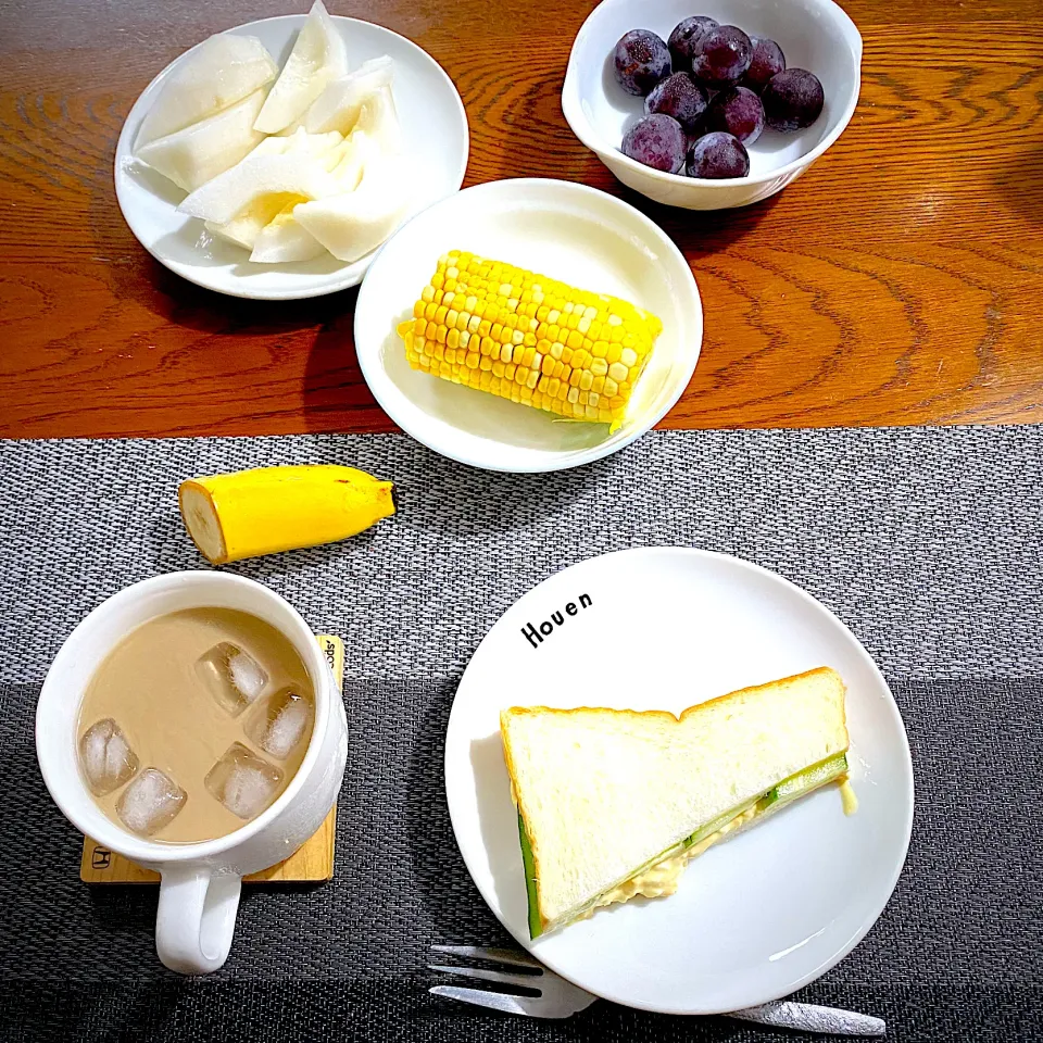 Snapdishの料理写真:9月7日　朝ごはん　茹で卵のサンドイッチ、カフェオレ、菊メロン、葡萄、バナナ|yakinasuさん