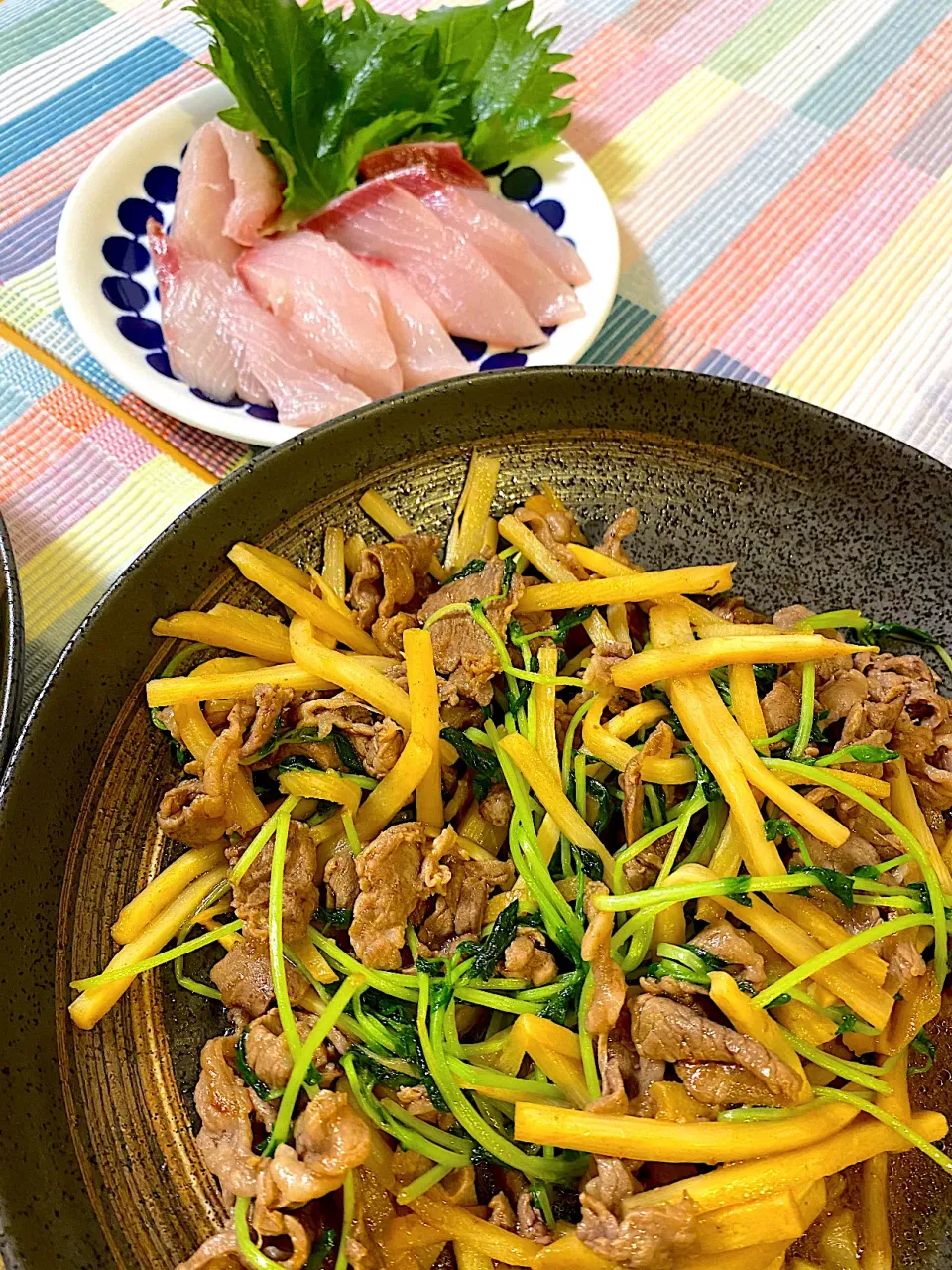 豆苗とたけのこと牛肉の中華炒め　ぶりの刺身|まーさん