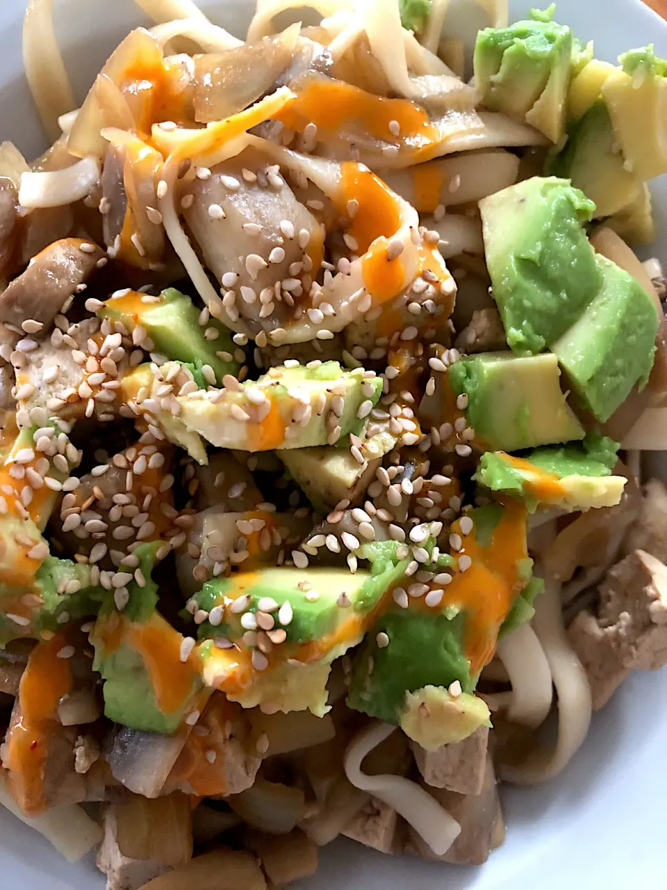 Noodles with mushrooms, onions, tofu and avocado|MissYumYumさん