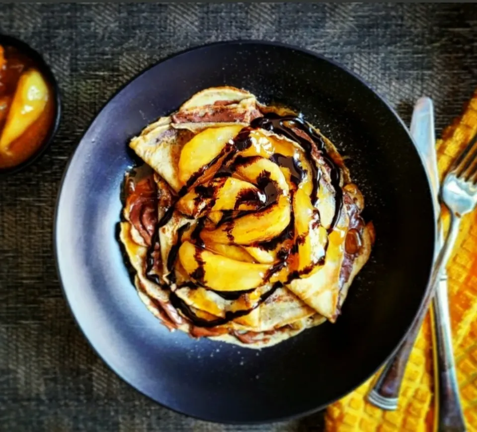 Nutella Crepes with Caramelized Pears and Dark Chocolate|Jbunny Caféさん