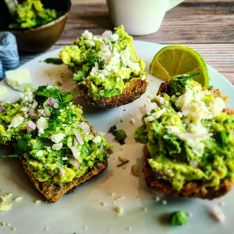 Smashed Avo and Feta on Stoneground Wheat Roll|Jbunny Caféさん