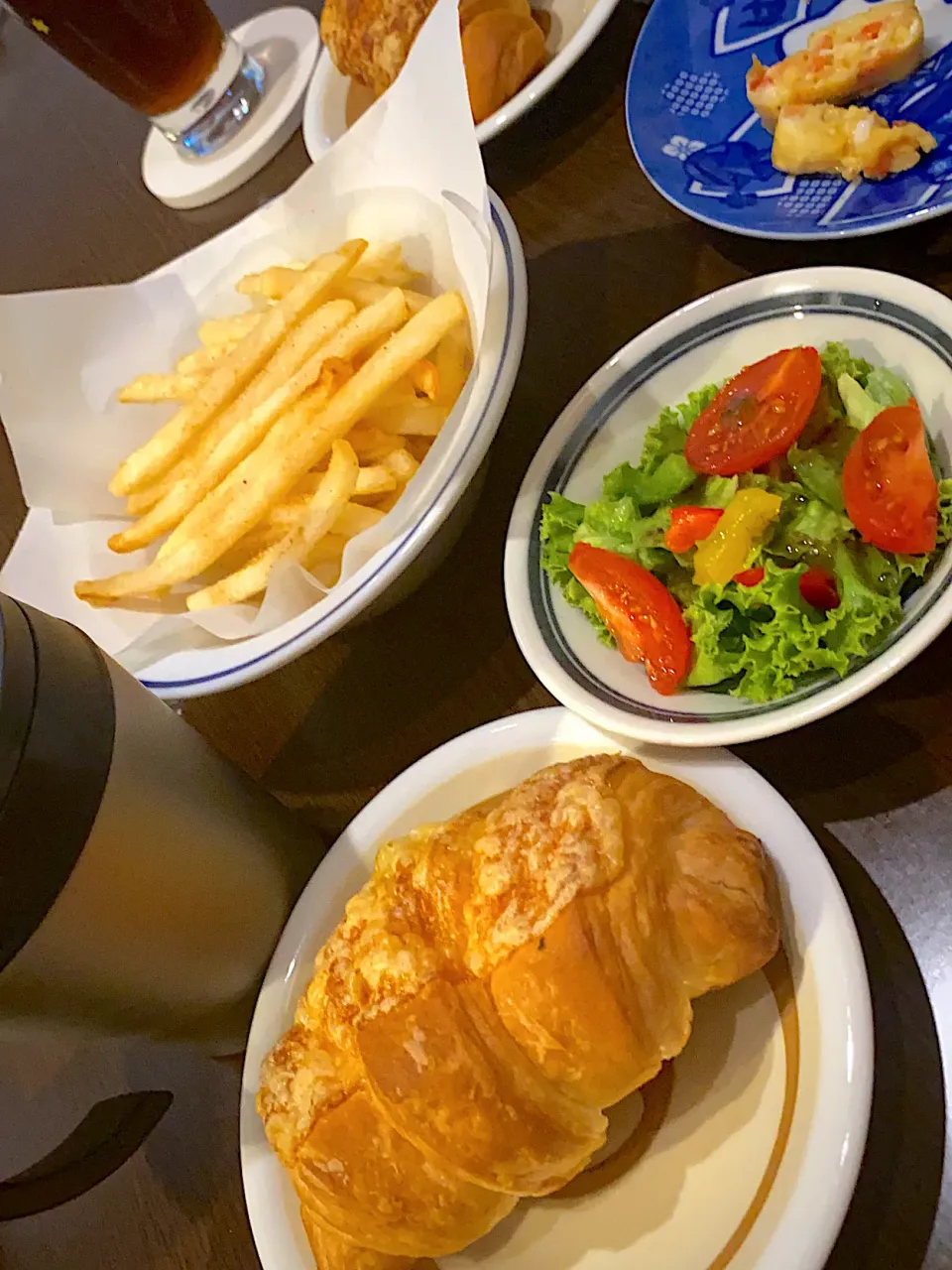 チーズクロワッサン🥐🧀　フレンチフライ　グリーンサラダ🥗バジルソース　コーヒー☕️ 麦茶🍹|ch＊K*∀o(^^*)♪さん