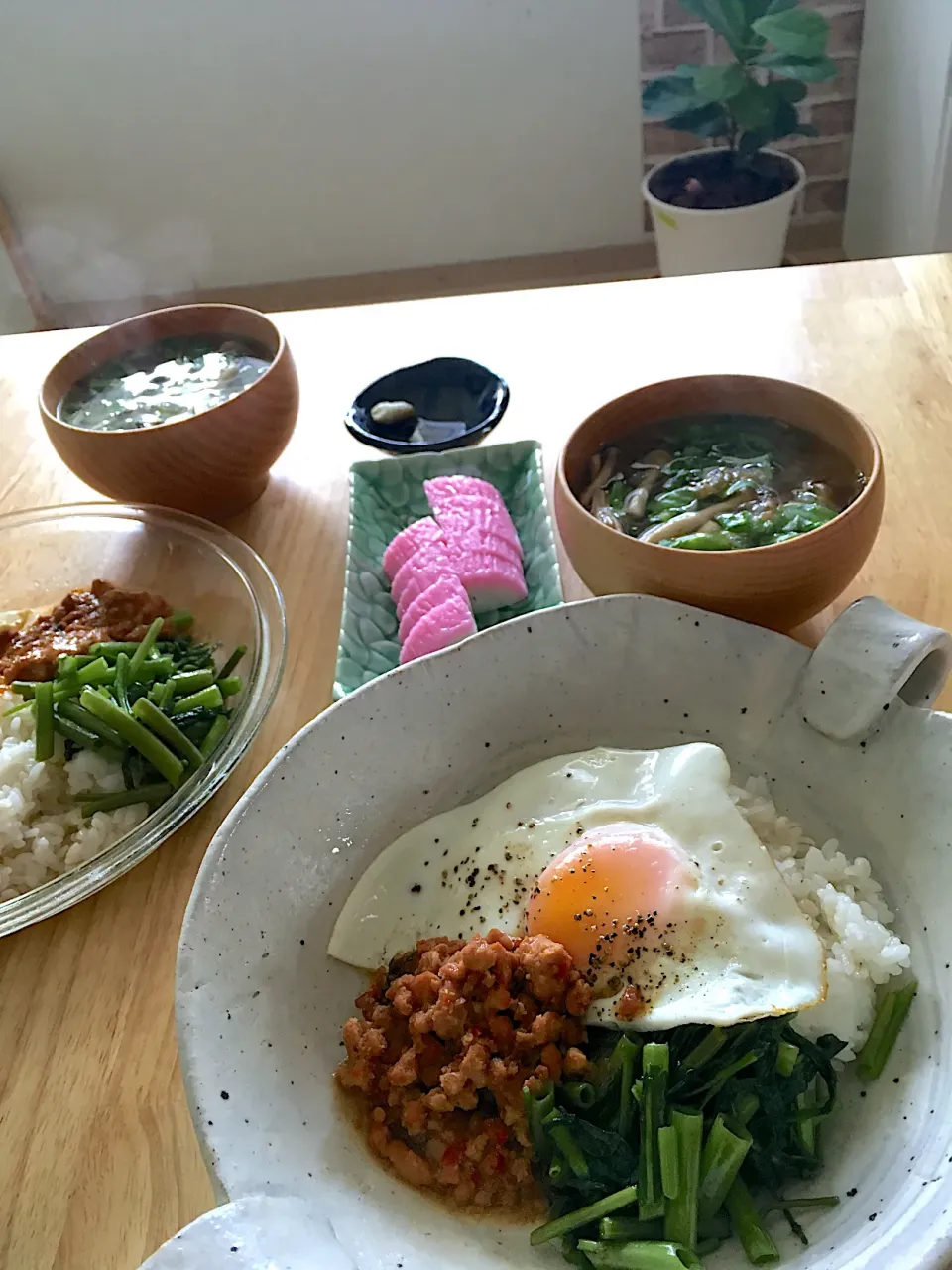 冷蔵庫の残りでガパオライスとコンソメスープと板わさ♬´◡`台風の食料備蓄しなかったからすっからかんになったぁ‼️|さくたえさん