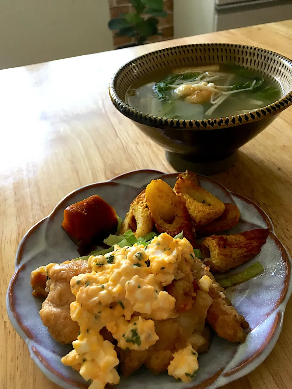 旦那さんのお弁当オカズで1人ランチ💕久しぶりにチキン南蛮作ってみた〜タルタルにいつもはラッキョウを入れるけどなかったので新生姜を刻んで入れたらバリうま😻|さくたえさん