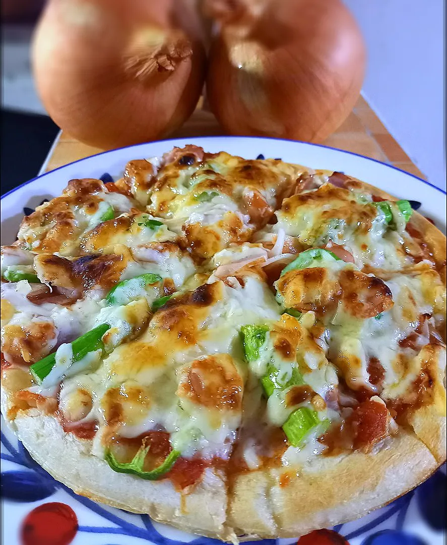 Snapdishの料理写真:旦那のお昼ご飯
玉葱いっぱいのピザ🍕|ナオミさん