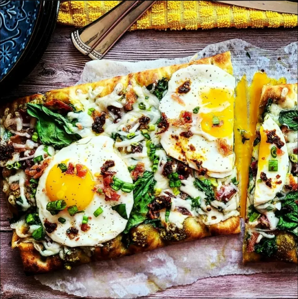 Breakfast Pizza with spinach, bacon, umami red, pesto, and cheese|Jbunny Caféさん