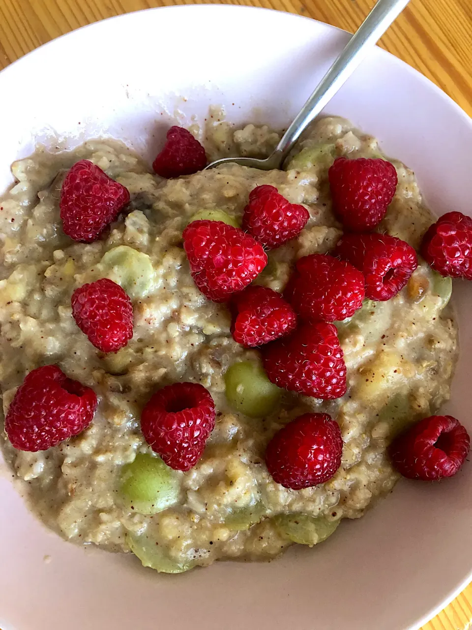 Oatmeal with raspberries and grapes|MissYumYumさん