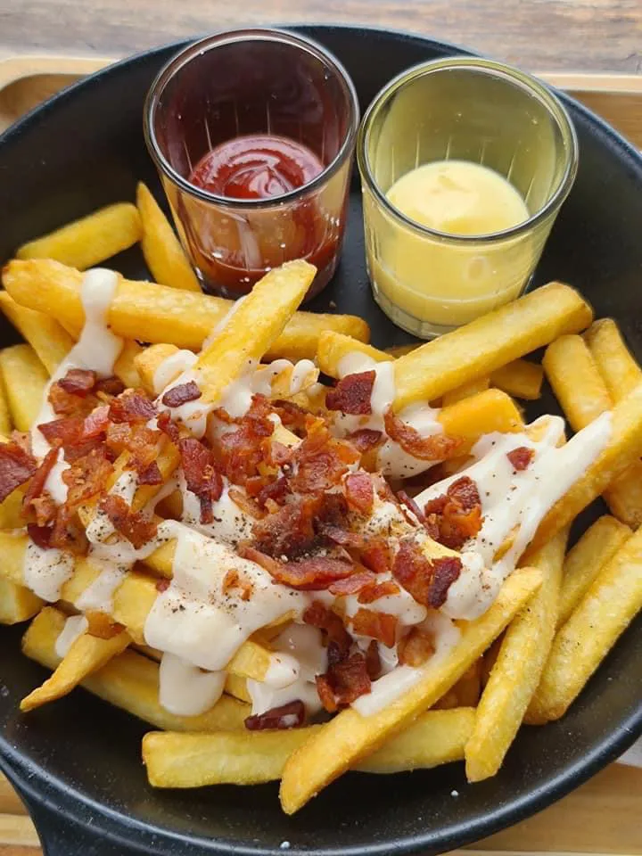 French Fried with cheese and crispy bacon|Story-of-A-Chubby-Ladyさん