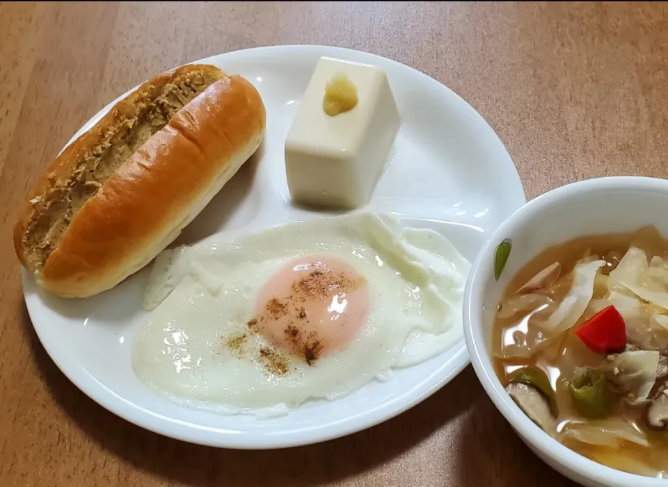 きな粉クリームサンド
冷奴
目玉焼き
野菜たっぷり味噌汁|ナナさん