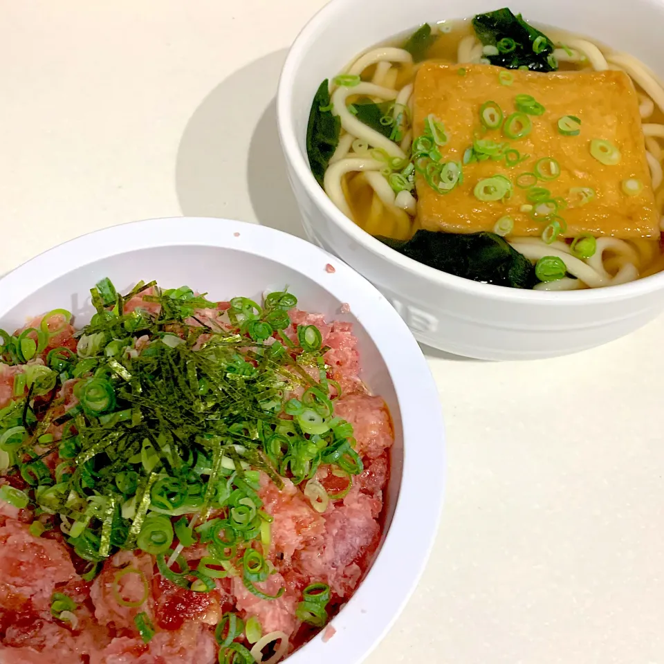 旦那さん夜ご飯☺︎ネギトロ丼＆きつねうどん|とまこ(*^o^*)さん