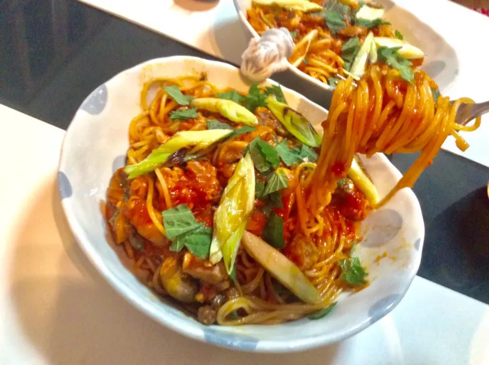鳥とマッシュのトマトソースパスタ。
焼きねぎを乗せて、パセリの代わりにシソの葉で！|Takeshi  Nagakiさん