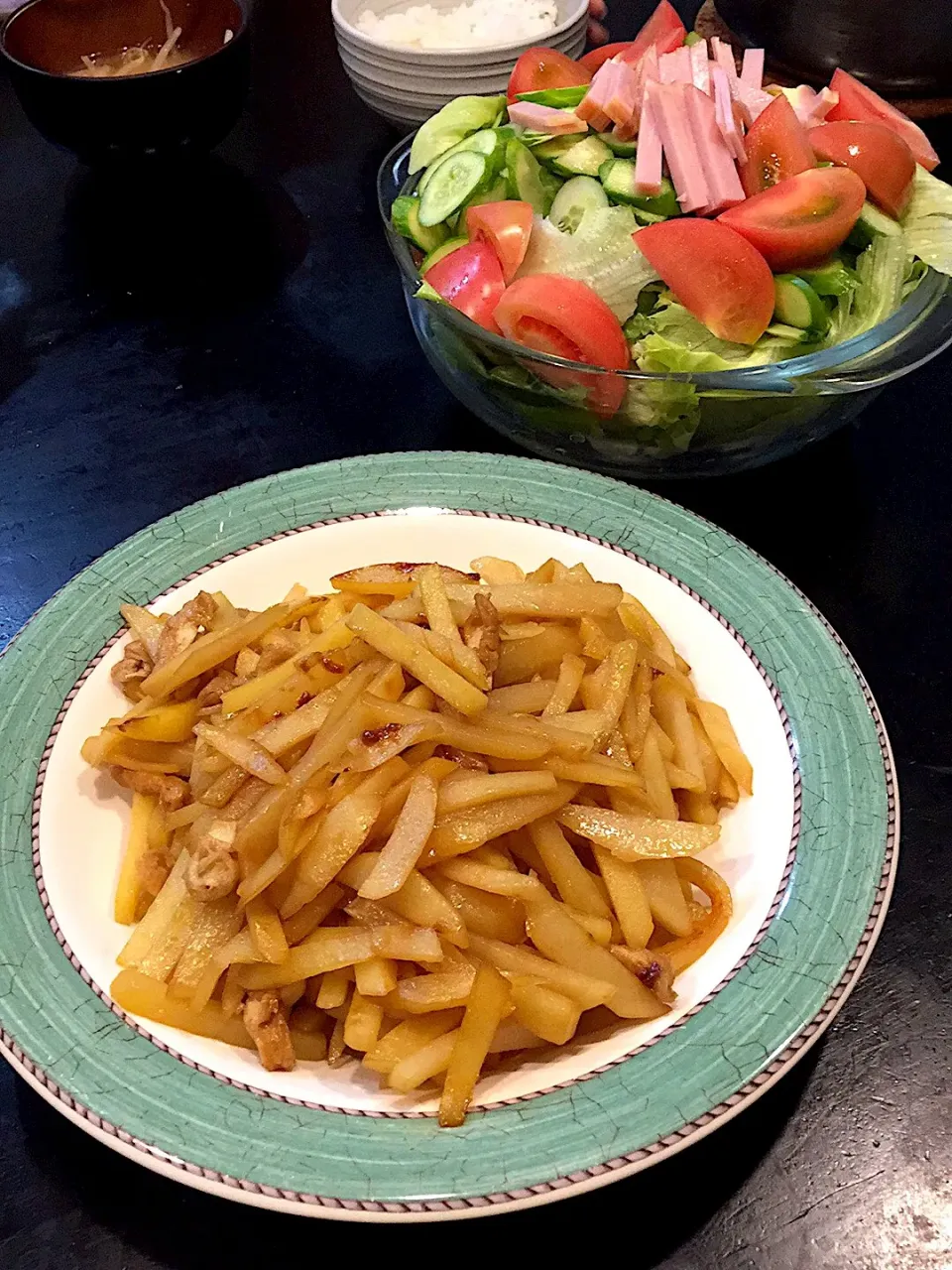 久々にごはん作った。じゃがいものでんぶとサラダ、もやしの味噌汁と、あとは茄子と鶏肉のチーズ焼き。|hanakoさん