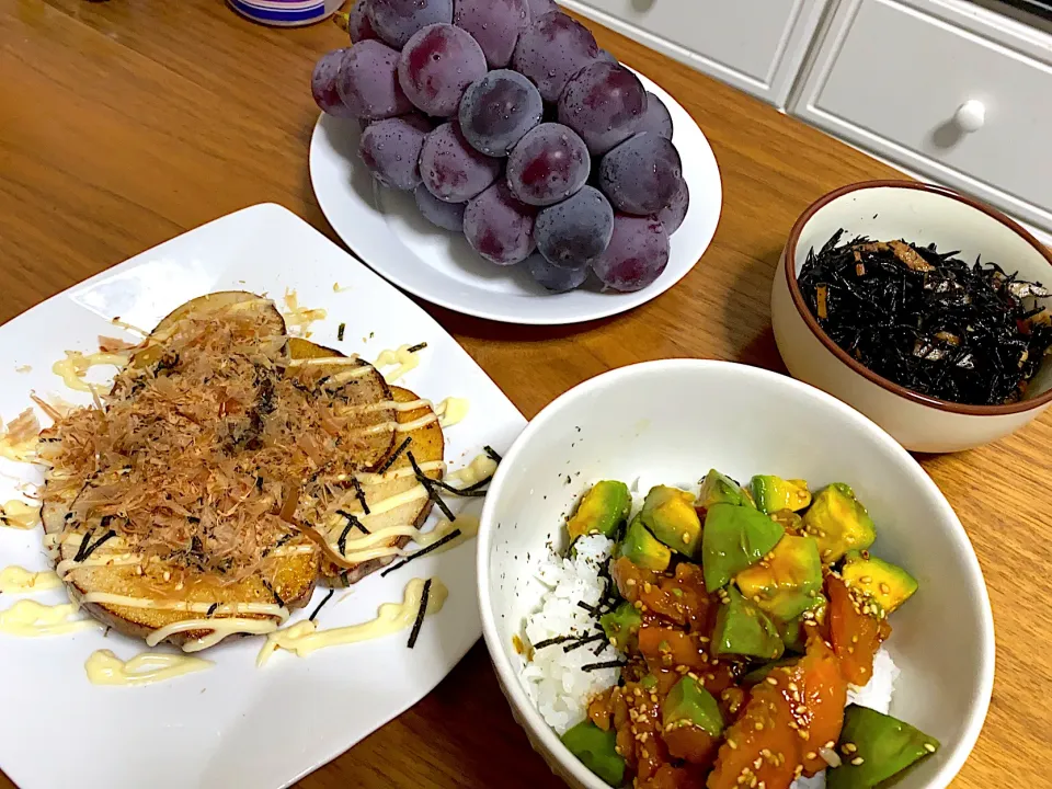 Snapdishの料理写真:アボカドサーモン丼、長芋焼き、ひじき、ピオーネ|aico☆さん