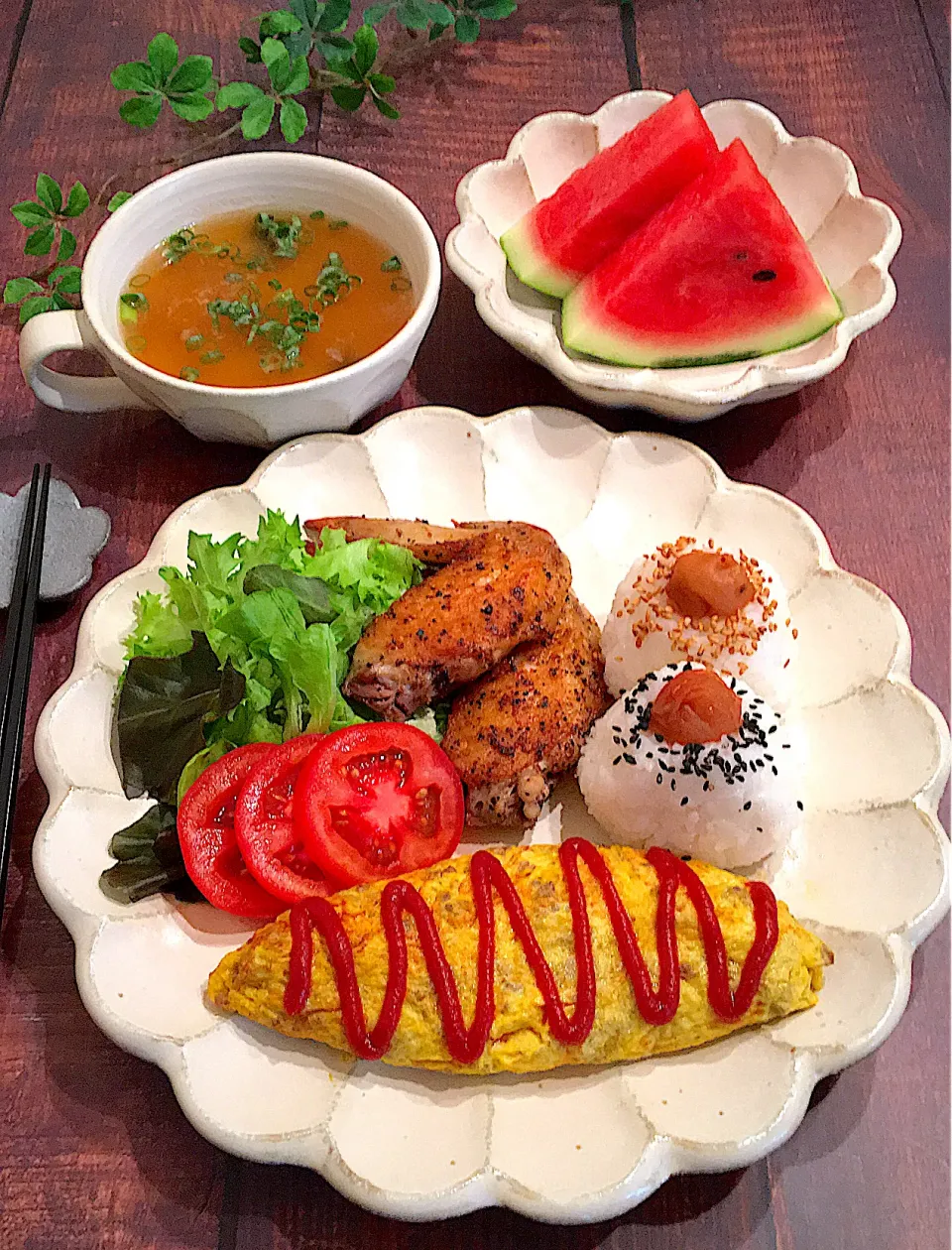 Snapdishの料理写真:オムレツプレート(*´ ˘ `*)オムレツはカレー風味。手羽先とおにぎりものせちゃおう(ㅅ´ ˘ `)|AXさん