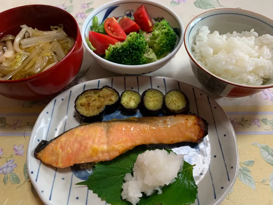 Snapdishの料理写真:朝ごはん、鮭西京焼き、焼き茄子、生野菜|Isimura Hidekiさん