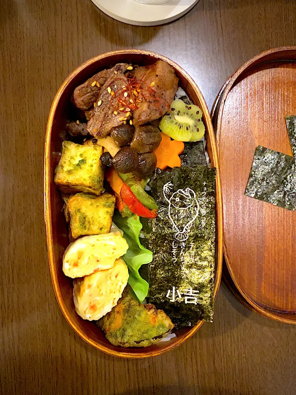 お弁当🍱　ビーフステーキ　ガーリックフルーツソース　糸唐辛子　しめじロースト　パプリカソテー　厚揚げとカニかまの磯辺揚げ　干し海老の出し巻き卵　カボチャの青海苔天ぷら　キウイ　花型人参　鰹でんぶ　焼き海苔　海苔弁|ch＊K*∀o(^^*)♪さん