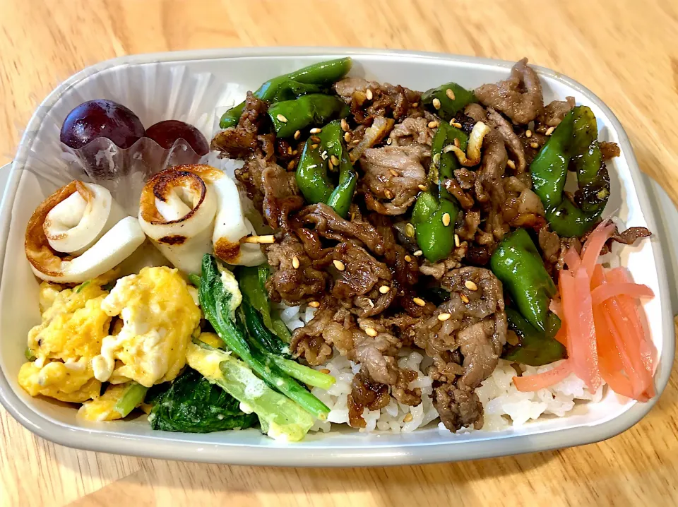 サラ弁　　　　　　　　　　　　　　　　　牛と甘唐辛子丼　小松菜の卵とじ　竹輪炒め　ピオーネ|じゅんさんさん