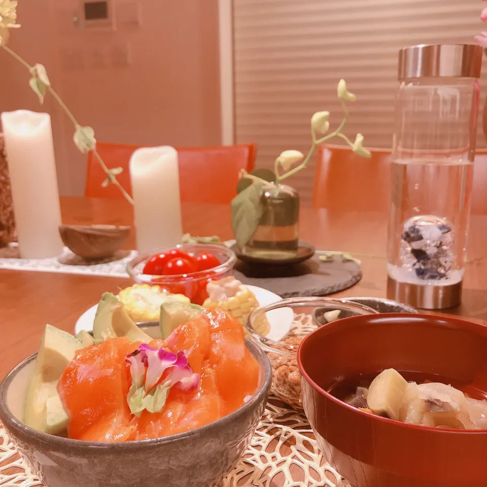 Snapdishの料理写真:サーモンとアボガドの丼。揚げ茄子とお揚げのお味噌汁。採れたてフルーツトマト。カツオのお出汁たっぷりの納豆。|madamwongtableさん