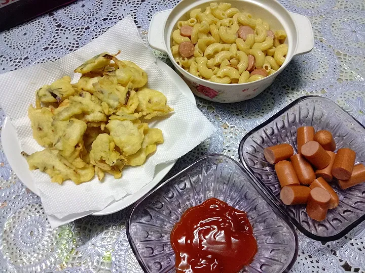 Snapdishの料理写真:Fried macaroni, cucur kucai, sosej for breakfast today🥰|rynaxulleyさん