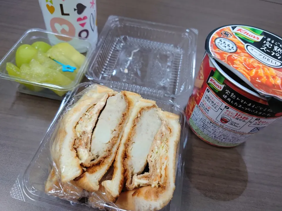 Snapdishの料理写真:★今日のお弁当★
☆コロッケサンド
☆くるくるスープパスタ（粉チーズ入り）
☆キウイとマスカット|☆Chieco☆さん