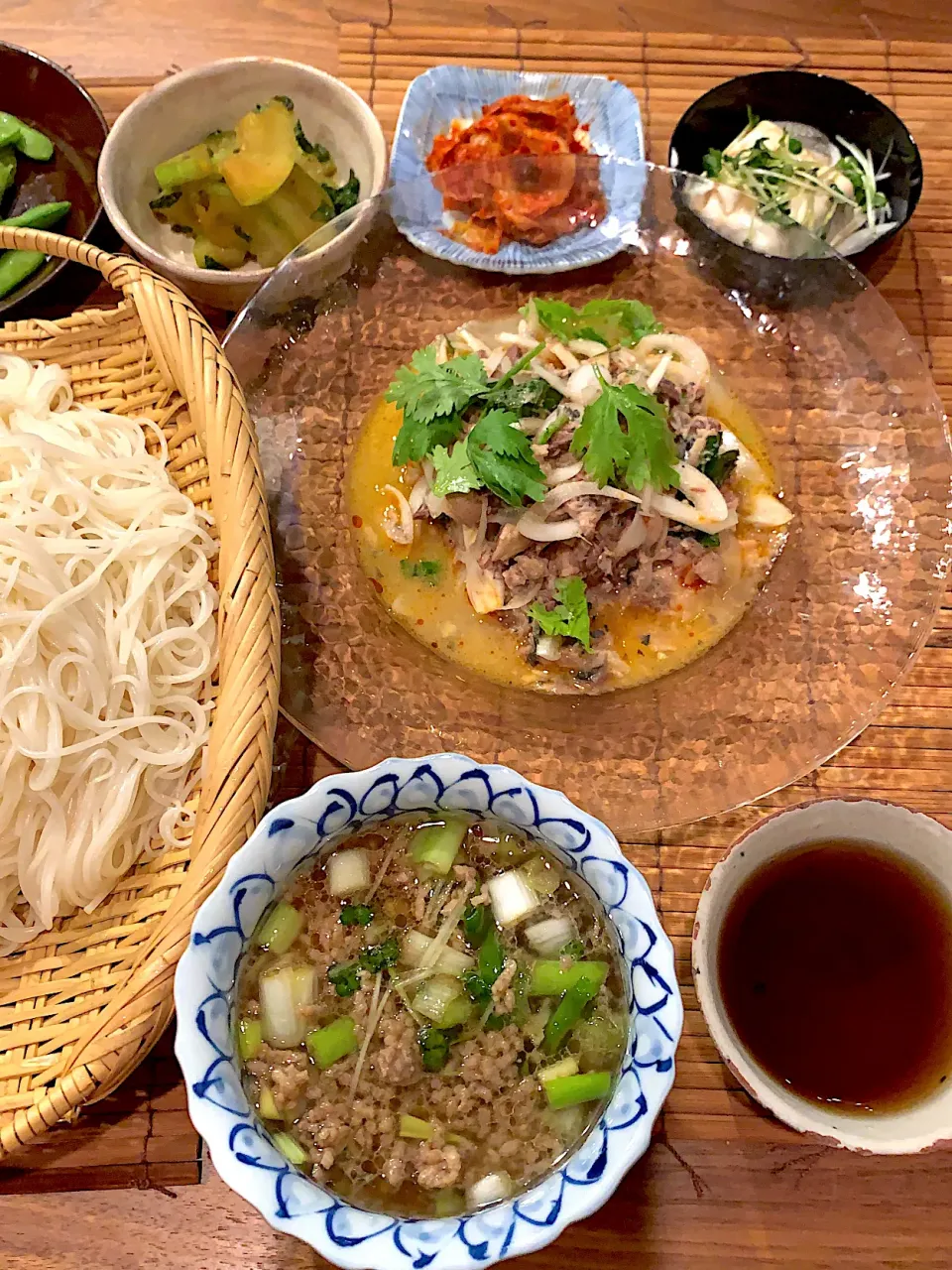 Snapdishの料理写真:夜ご飯は、あつあつ肉ネギ素麺　サバ缶料理|たまにゃんさん