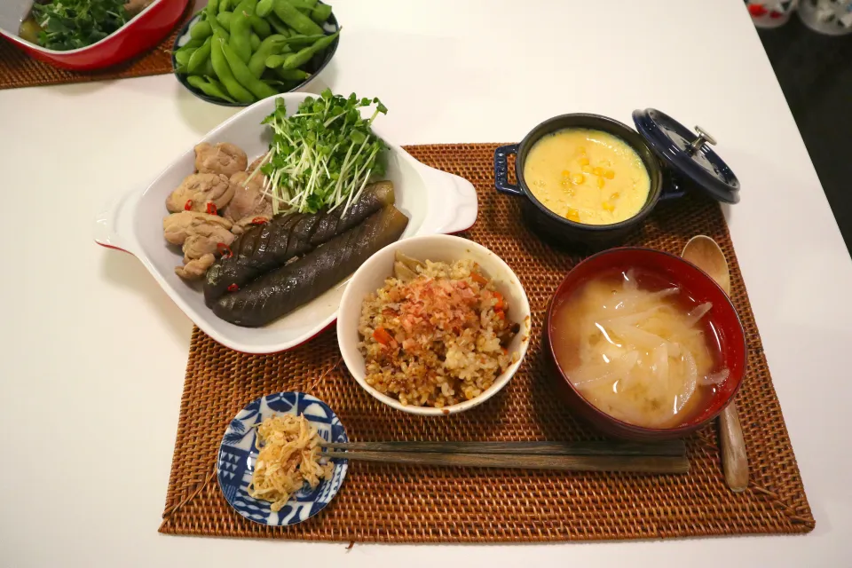 今日の夕食 鶏肉となすの煮物、茶碗蒸し、切り干し大根のナムル、舞茸の玄米炊き込みご飯、高野豆腐と玉ねぎの味噌汁|pinknari🐰🌈さん