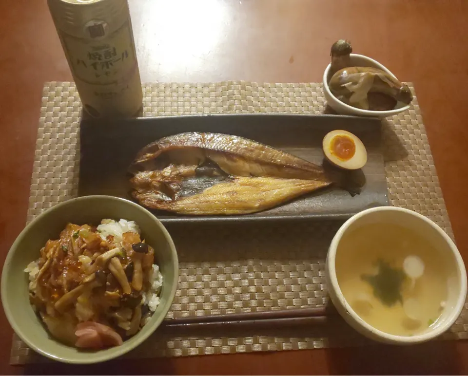 Today's dinner🍴茄子と新生姜漬け･鮭としめじの甘辛炒め混ぜご飯･焼きほっけ･煮卵･松茸のお吸い物|🌈Ami🍻さん