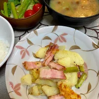 Snapdishの料理写真:じゃがベーコン炒め＆なめこ汁|ponnaoさん