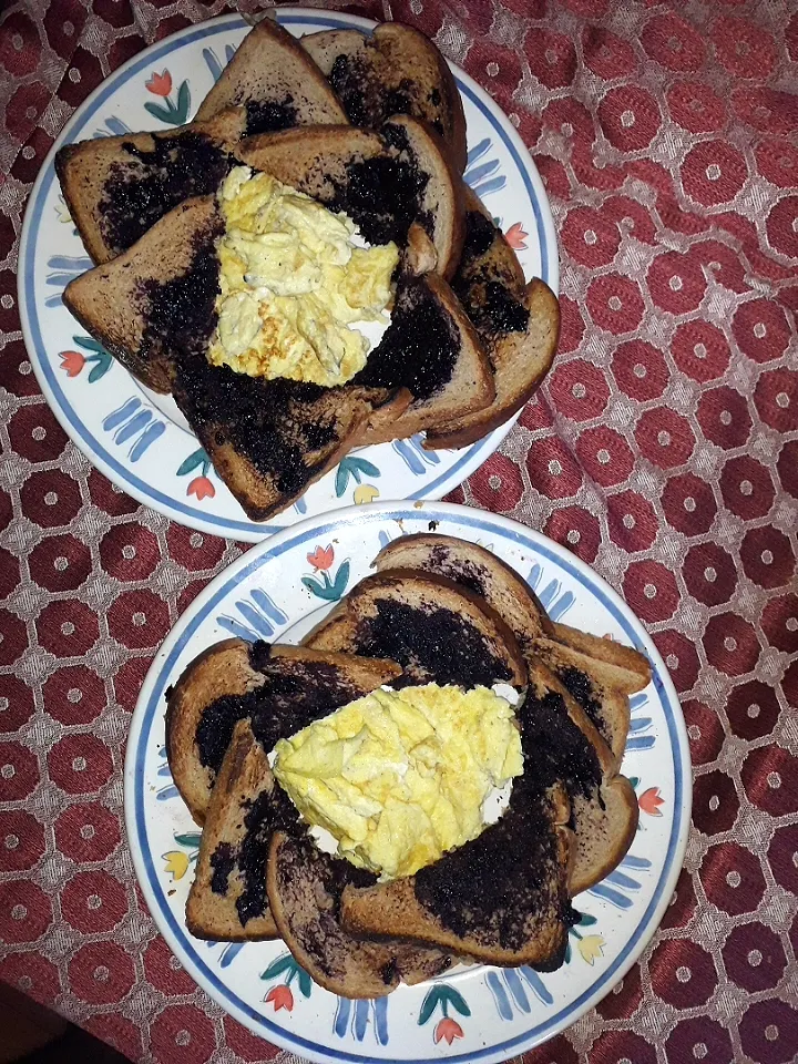 homemade blue berries  jam with toasty  bread and egg.|Daniel Mohanさん