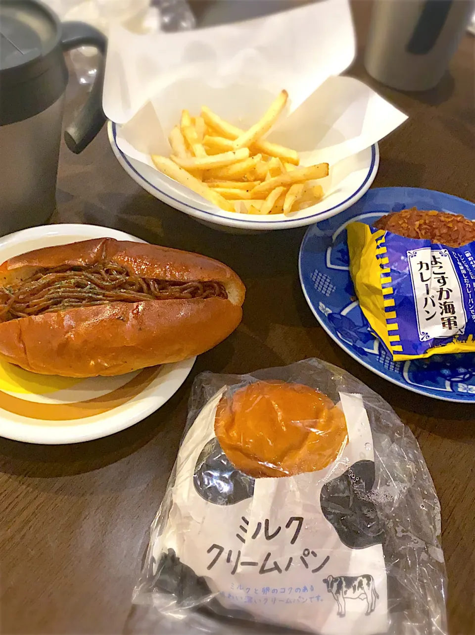 よこすか海軍カレーパン　焼そばパン　ミルククリームパン🥖🥯　フライドポテト　コンソメ味　コーヒー☕️|ch＊K*∀o(^^*)♪さん