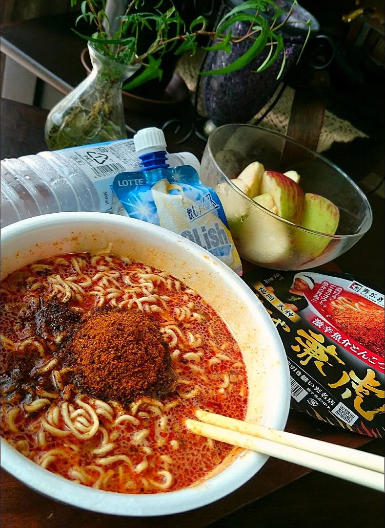 Snapdishの料理写真:激辛魚介とんこつ坦々ｶｯﾌﾟ麺|まりおさん