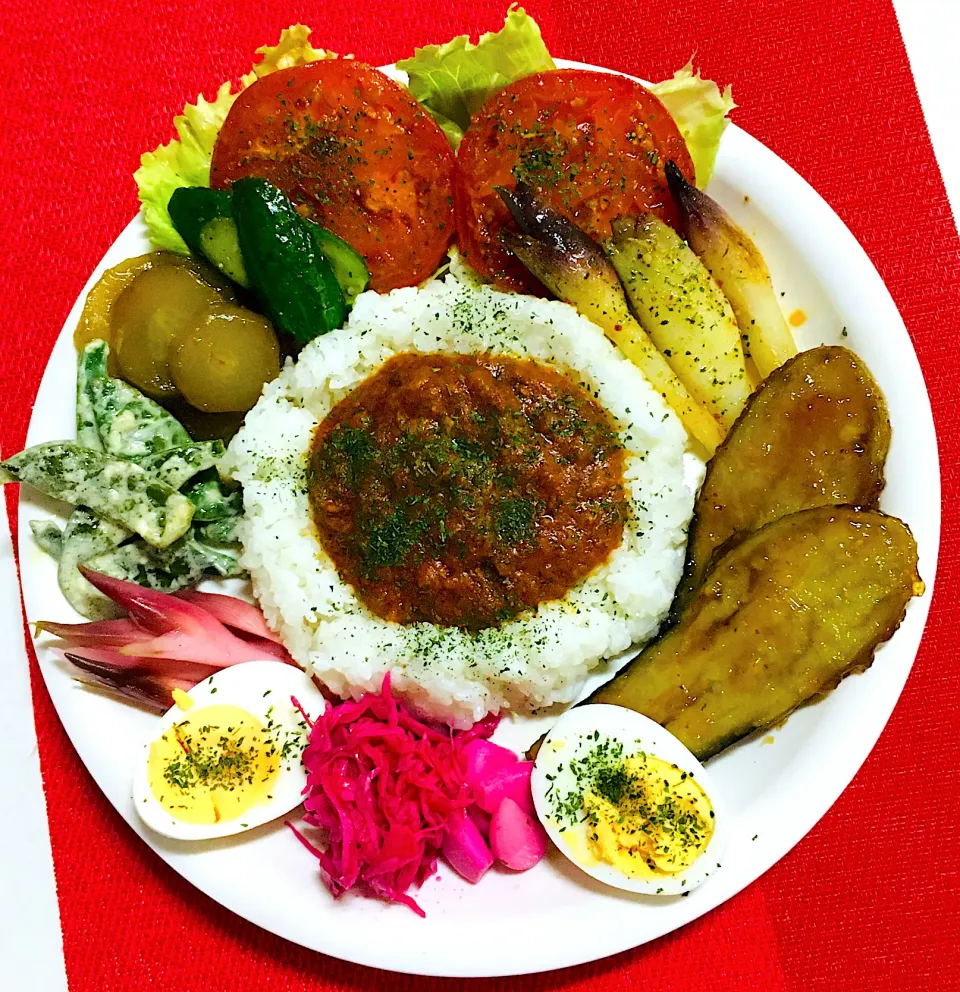 スパイスカレー生活38日目笑笑💪❤️トッピングはトマト🍅ステーキミョウガソテー、茄子かば焼き🍆茹で卵、紫キャベツ酢の物、ニンニク、ミョウガ酢の物、モロッコインゲンマヨ和え、太い胡瓜🥒の炒め煮^_^😃❤️バランスグッド👍😊|HAMI69さん