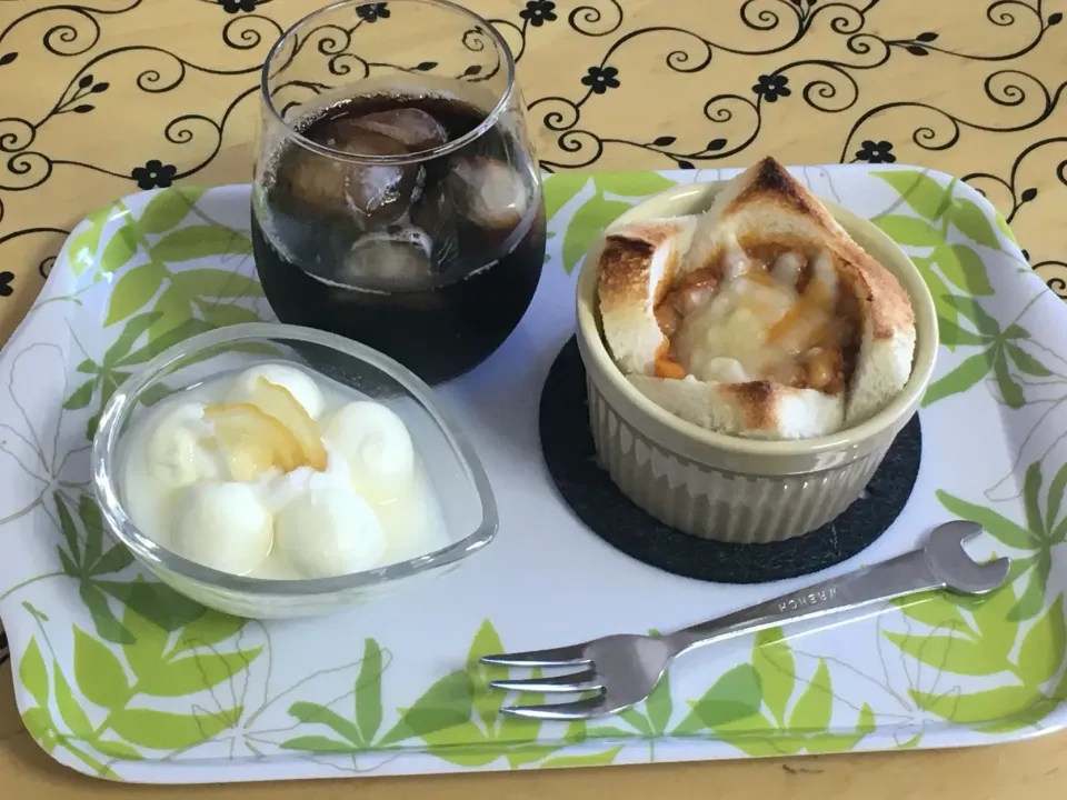 Snapdishの料理写真:カレーパン＆マシュマロヨーグルト～朝食|チムニーさん