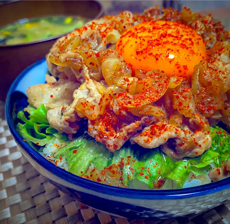 ドアップな豚丼　卵黄のせ|ピノさん