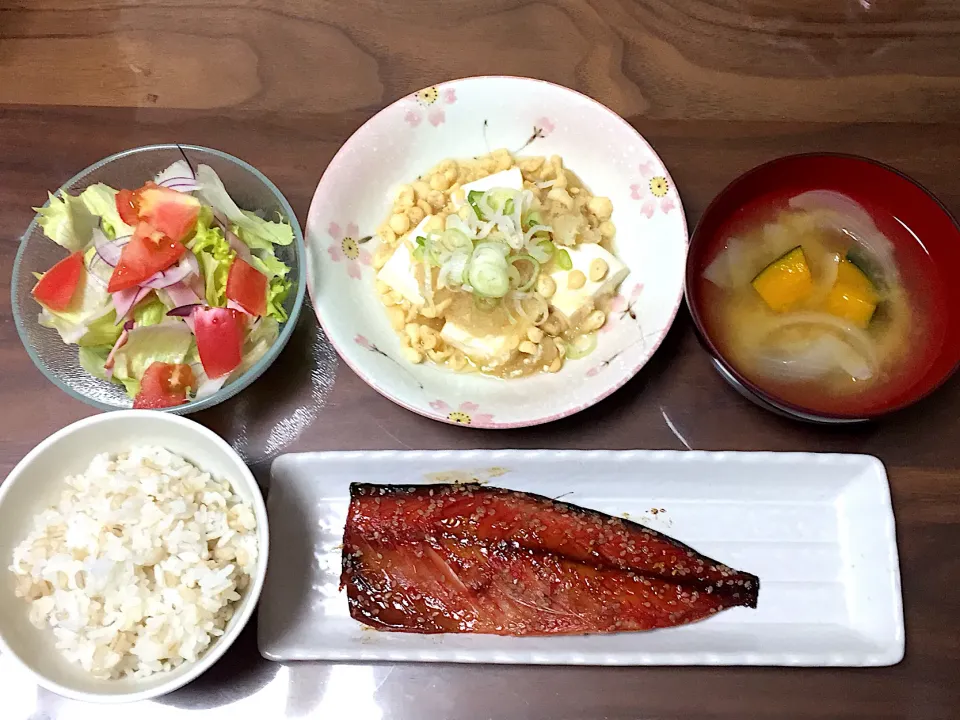 鯖みりん かぼちゃと玉ねぎの味噌汁 豆腐のみぞれ煮 サラダ|おさむん17さん