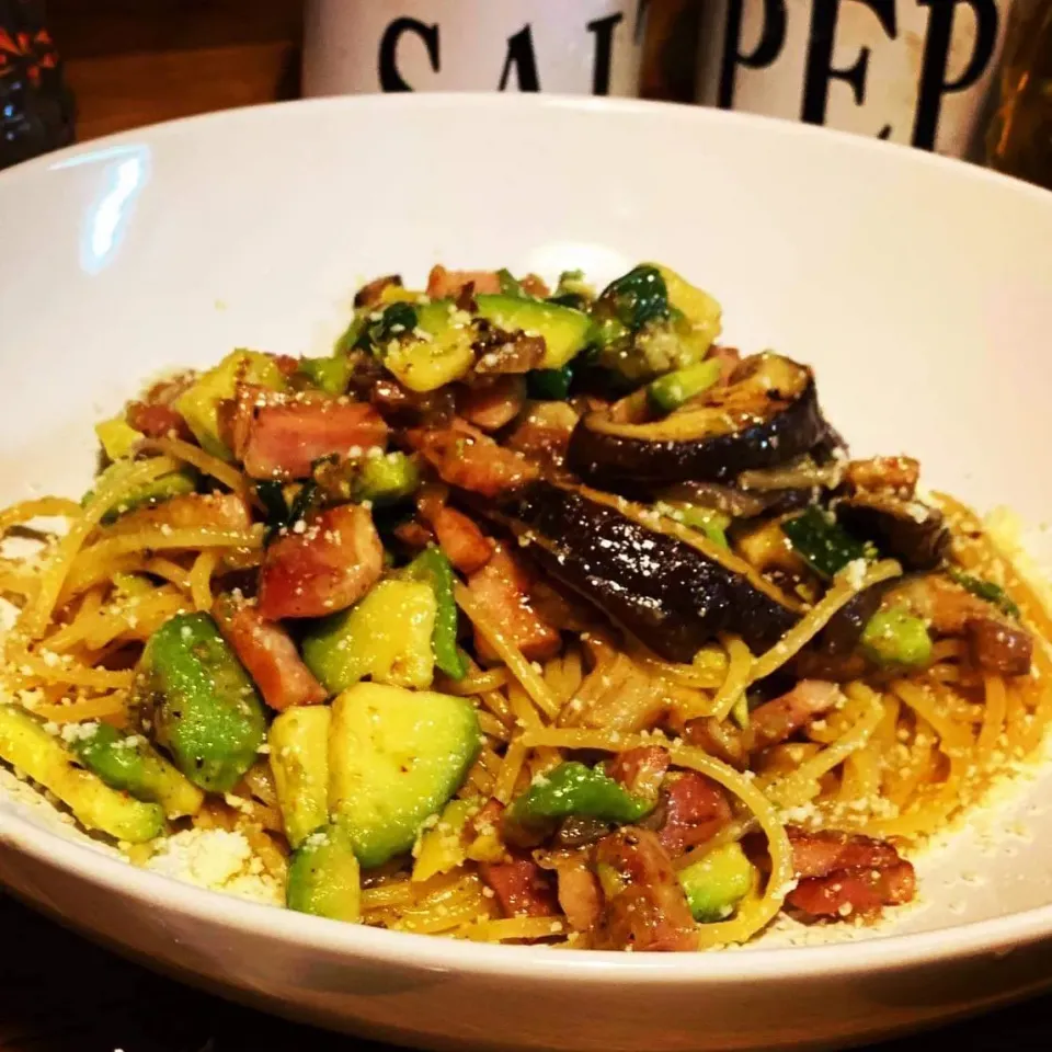 Spaghetti Pasta with Smoked Bacon,Avocado,Flattop Mushrooms, Red onion, Fresh Basil, Garlic in Olive oil ! a simply dish which takes less than 10 mins to cook #|Emanuel Hayashiさん