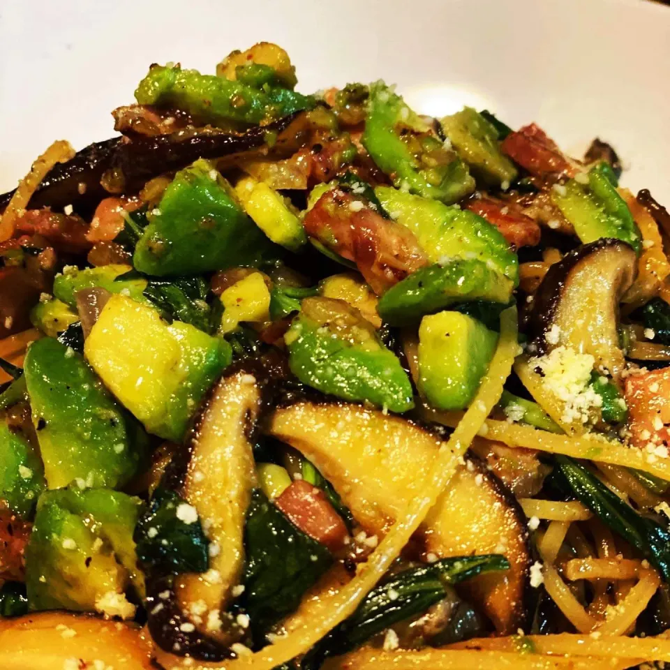 Spaghetti Pasta with Smoked Bacon,Avocado,Flattop Mushrooms, Red onion, Fresh Basil, Garlic in Olive oil ! a simply dish which takes less than 10 mins to cook #|Emanuel Hayashiさん