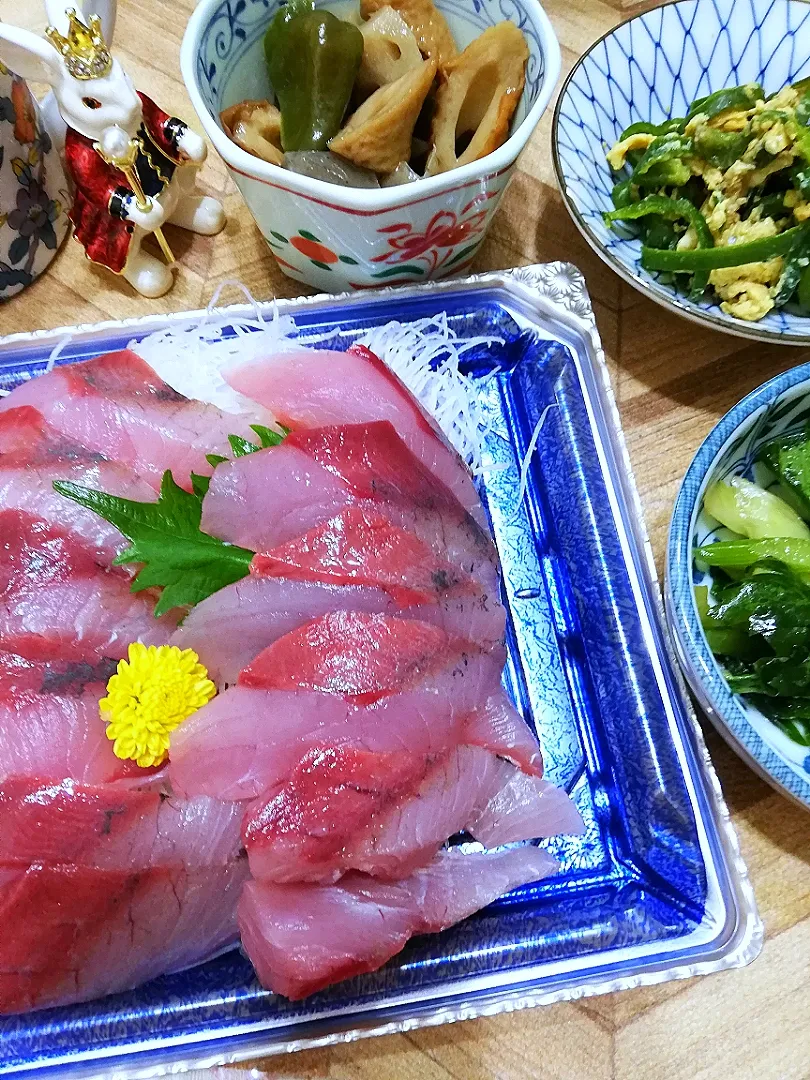 9/10
出掛けた日の刺身で晩ごはん😋|たえさん