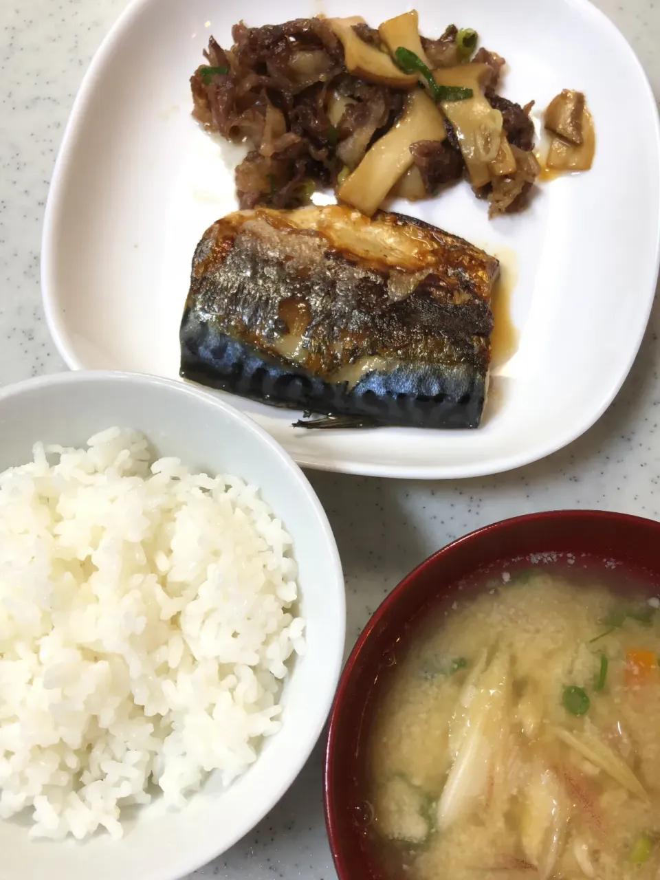 塩サバと牛肉とエリンギのすき焼き風煮＆豆乳入りオクラとニンジン味噌汁ミョウガ入り|ままごんさん