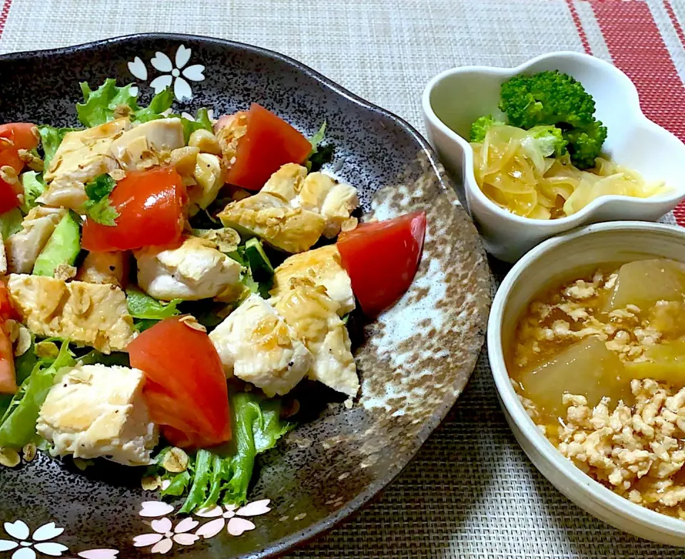 大麦入りチキンソテー🥗
大根の鶏そぼろあんかけ
🥦🧅サラダ|eiyadeさん