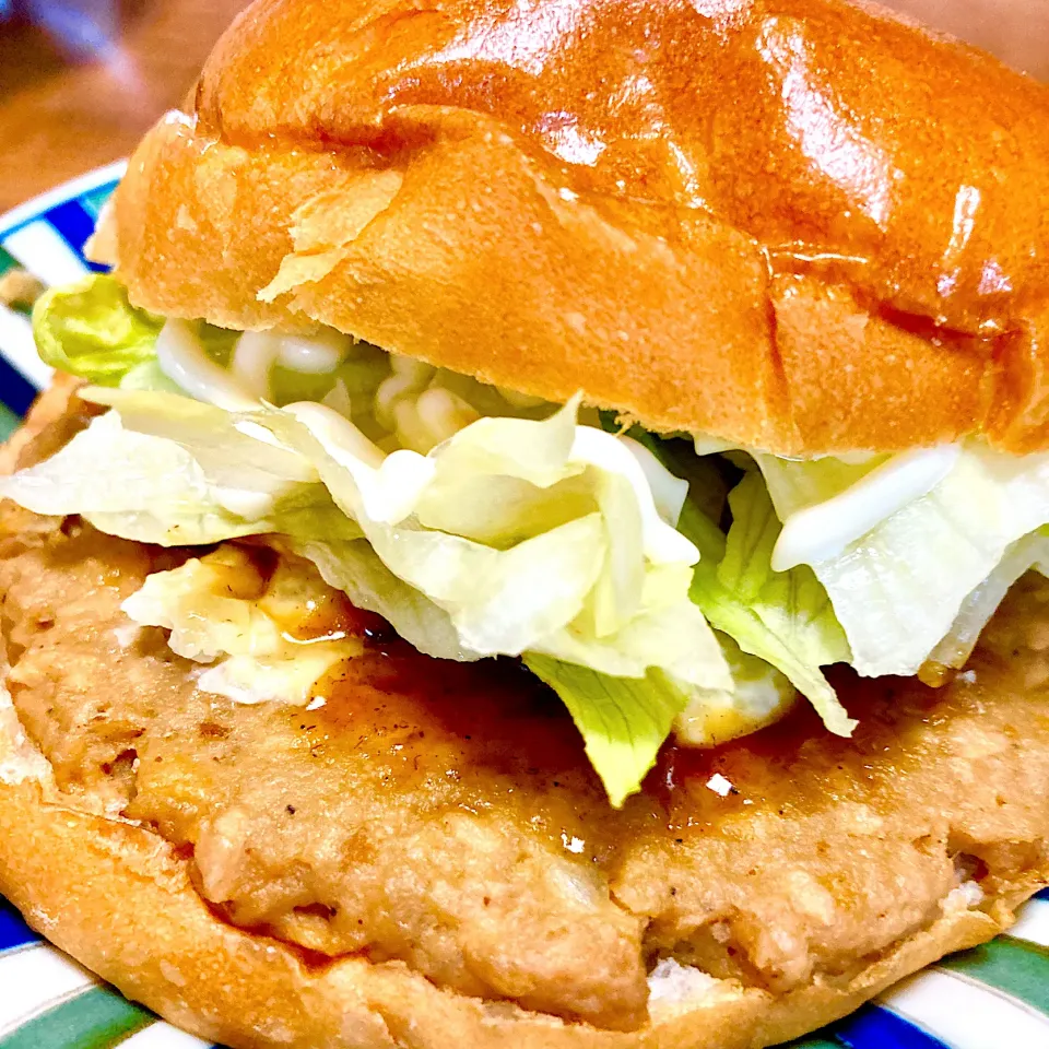 レタス🥬たっぷり照り焼きバーガー🍔キャベツも入ってるよ🤗💕|まいりさん