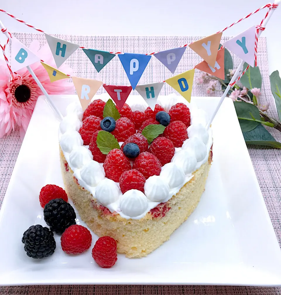 今日はお友達のお誕生日なので、木苺のケーキ作らせて貰いました︎💕︎💕|sucreroomさん