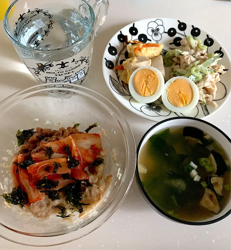 朝ごはん☺︎オートミール米化　納豆キムチ　お味噌汁　高野豆腐　ささみときゅうりのさっぱり和え|とまこ(*^o^*)さん