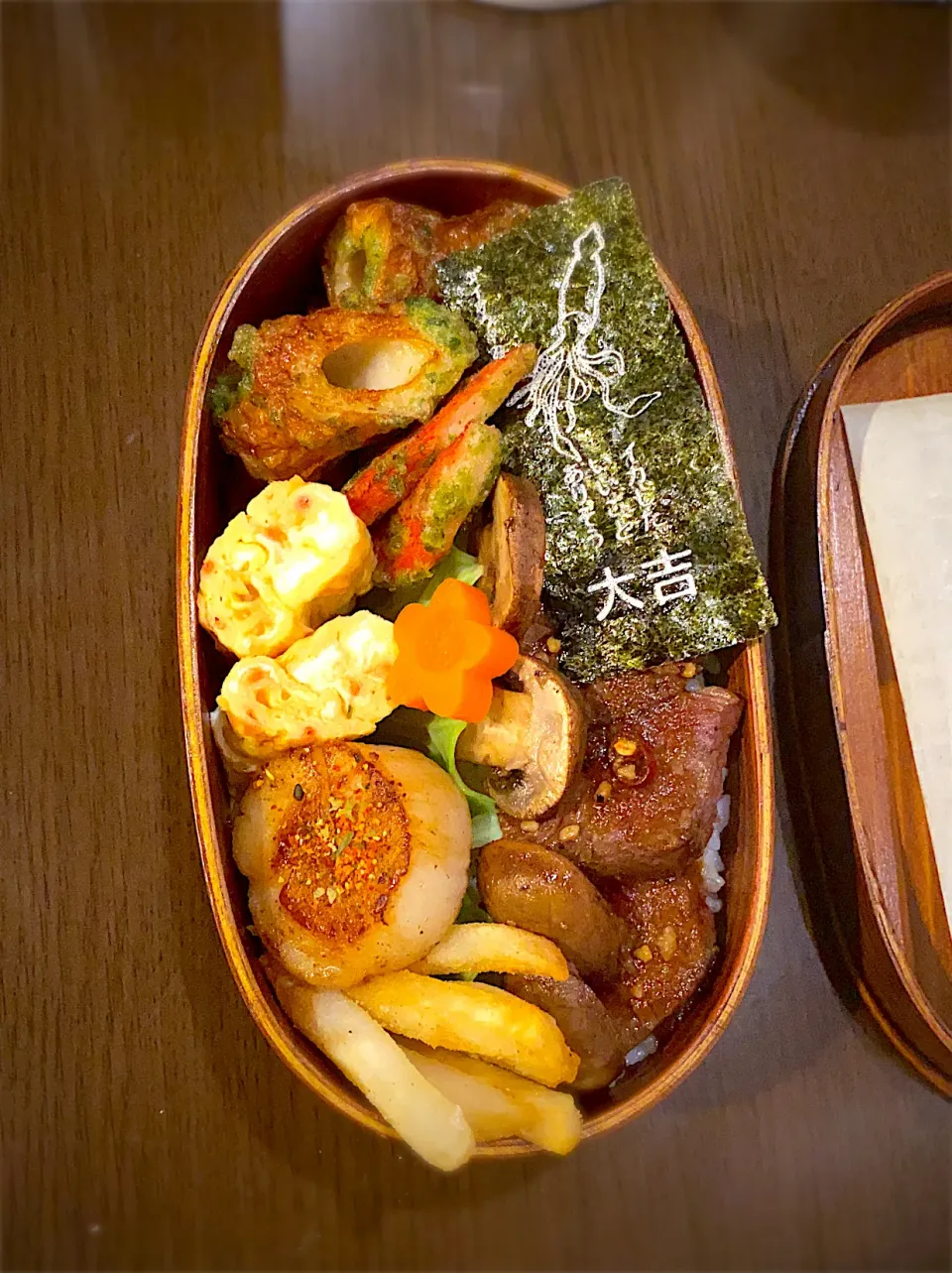 お弁当🍱　牛イチボ肉ステーキ　ガーリックペッパー　ガーリックフルーツソース　マッシュルームソテー　焼き海苔　竹輪とカニかまの磯辺揚げ　干し海老の出し巻き卵　帆立貝柱ステーキ　花型人参　フライドポテトコンソメ味|ch＊K*∀o(^^*)♪さん